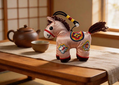 開運馬お守り (ピンク) – 京都にインスパイアされた手作りのお守り – 愛、優しさ、心の温かさの象徴 – 京都の職人技