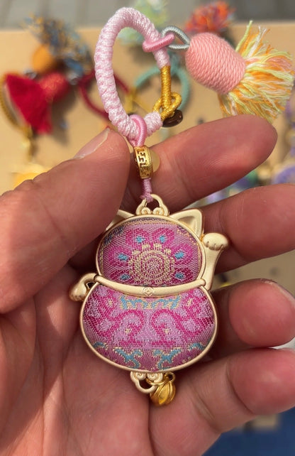Maneki Neko Lucky Charm (Pink) – Kyoto Inspired Handmade Amulet – Symbol of Love, Attraction and Gentle Luck – Hand-Embroidered Japanese Artisan Craft