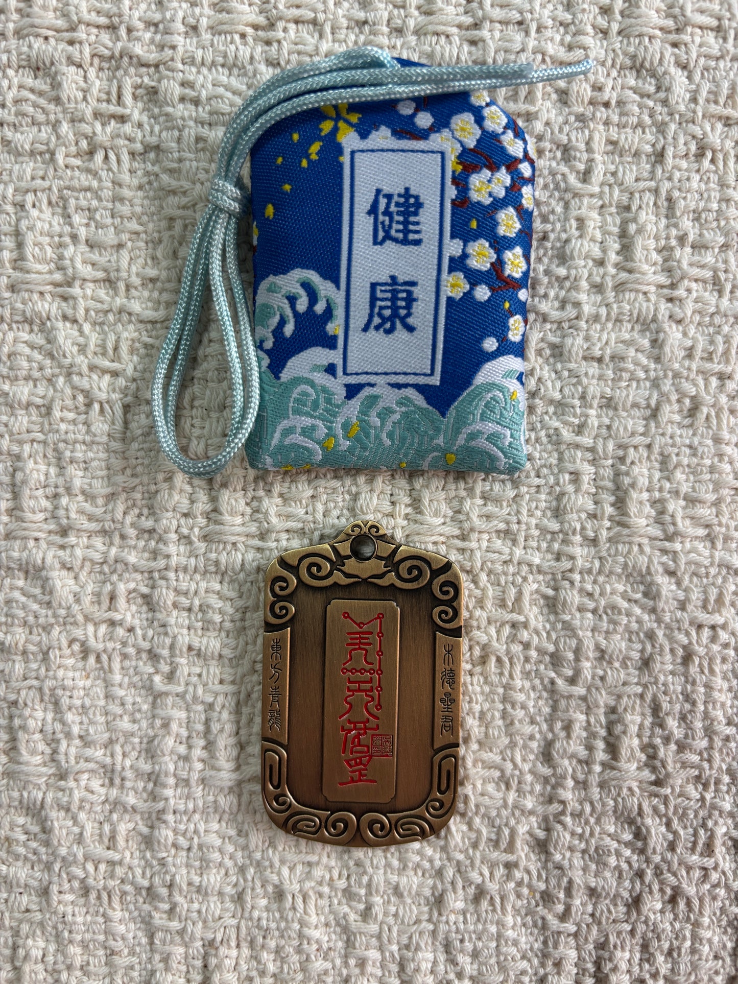 月うさぎのお守り – 京都発のハンドメイドあみぐるみ – 平和、厄除け、穏やかな幸運の象徴 – 世界に一つだけの手作りかぎ針編み作品